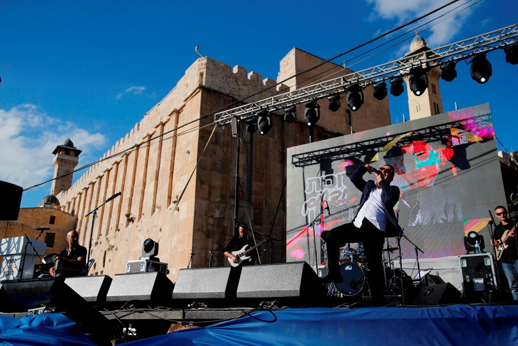 למרות הפיגוע: 30 אלף איש עלו לחברון וזכו למופע מרגש