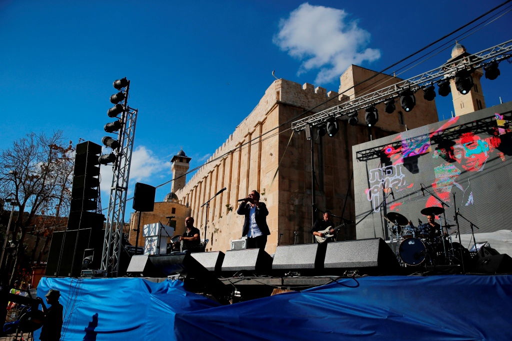 למרות הפיגוע: 30 אלף איש עלו לחברון וזכו למופע מרגש