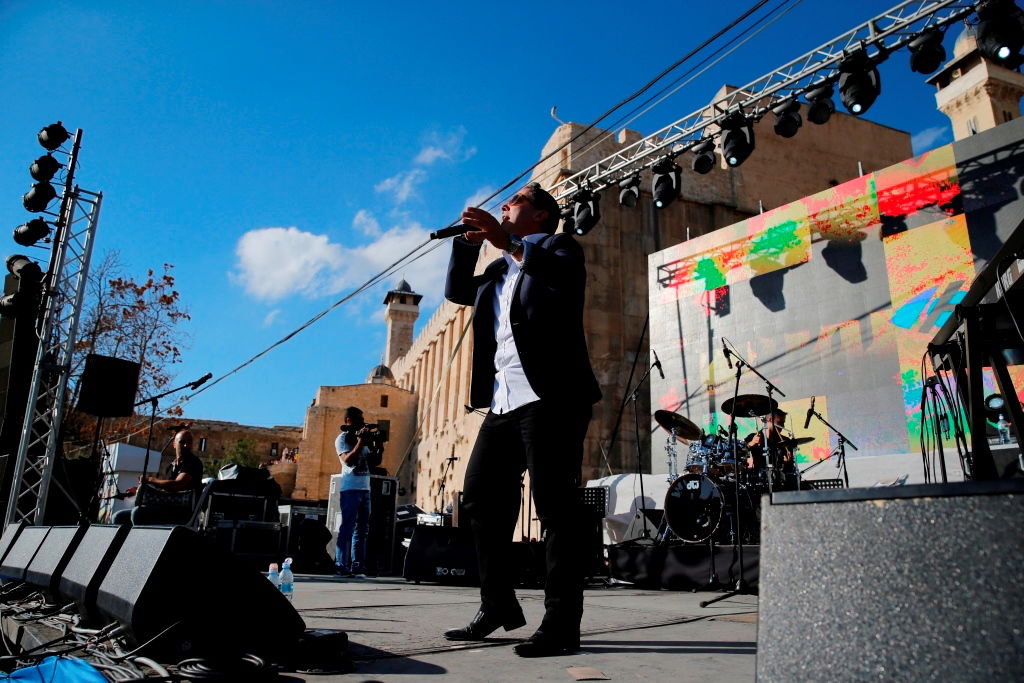 למרות הפיגוע: 30 אלף איש עלו לחברון וזכו למופע מרגש