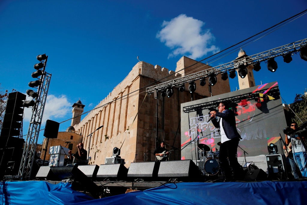 למרות הפיגוע: 30 אלף איש עלו לחברון וזכו למופע מרגש