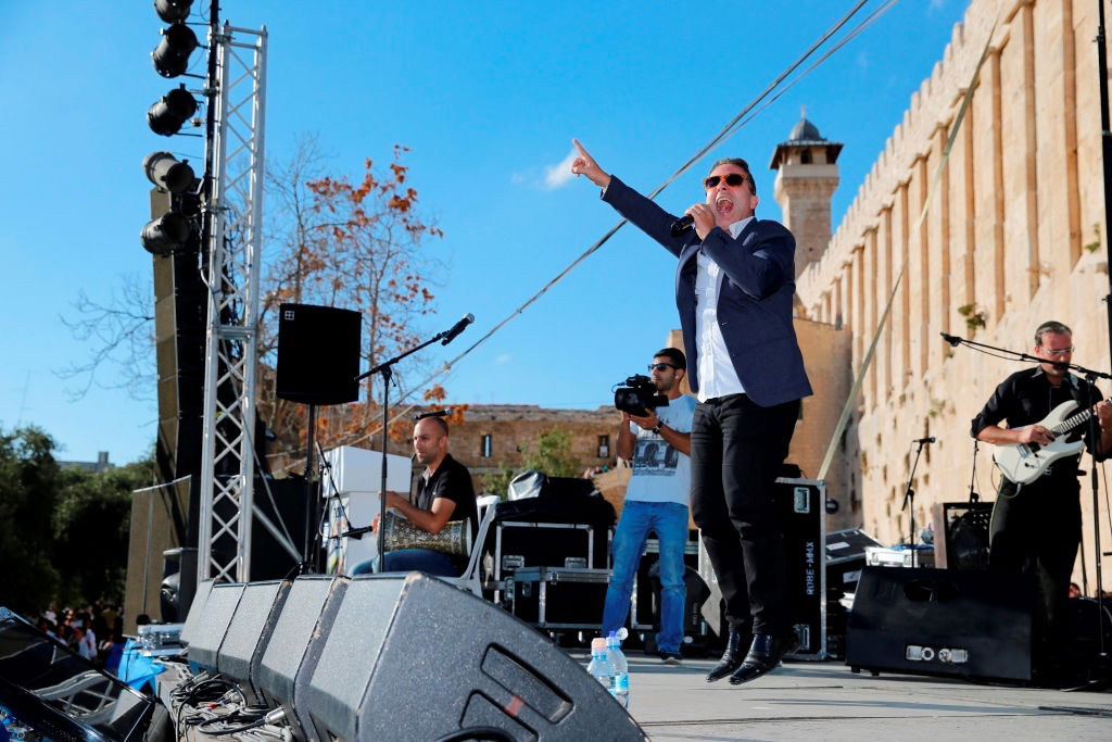 למרות הפיגוע: 30 אלף איש עלו לחברון וזכו למופע מרגש