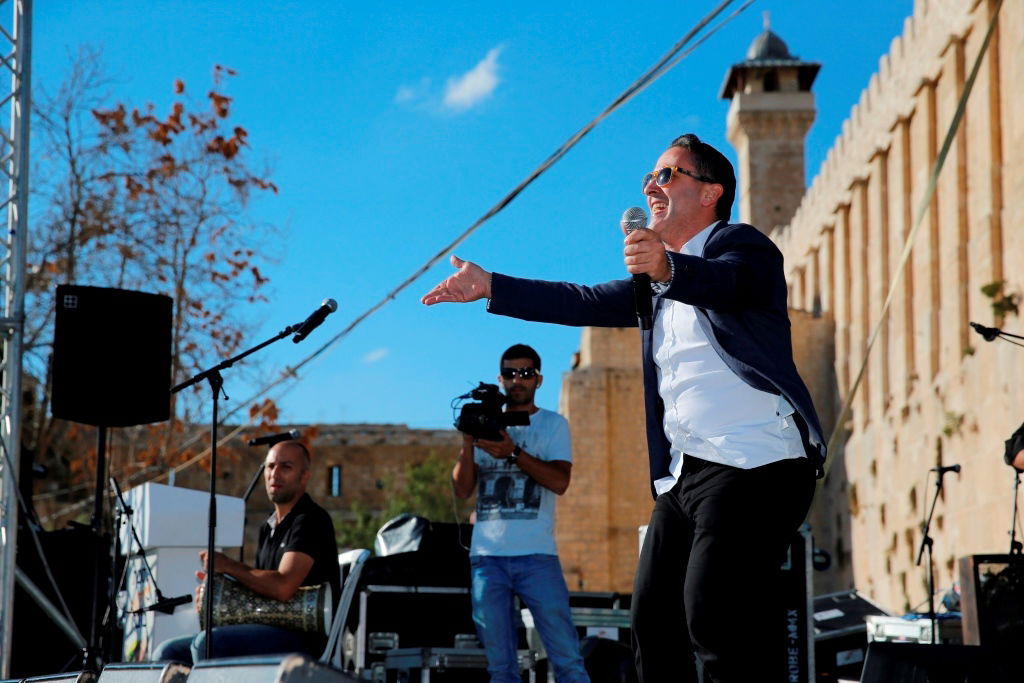 למרות הפיגוע: 30 אלף איש עלו לחברון וזכו למופע מרגש