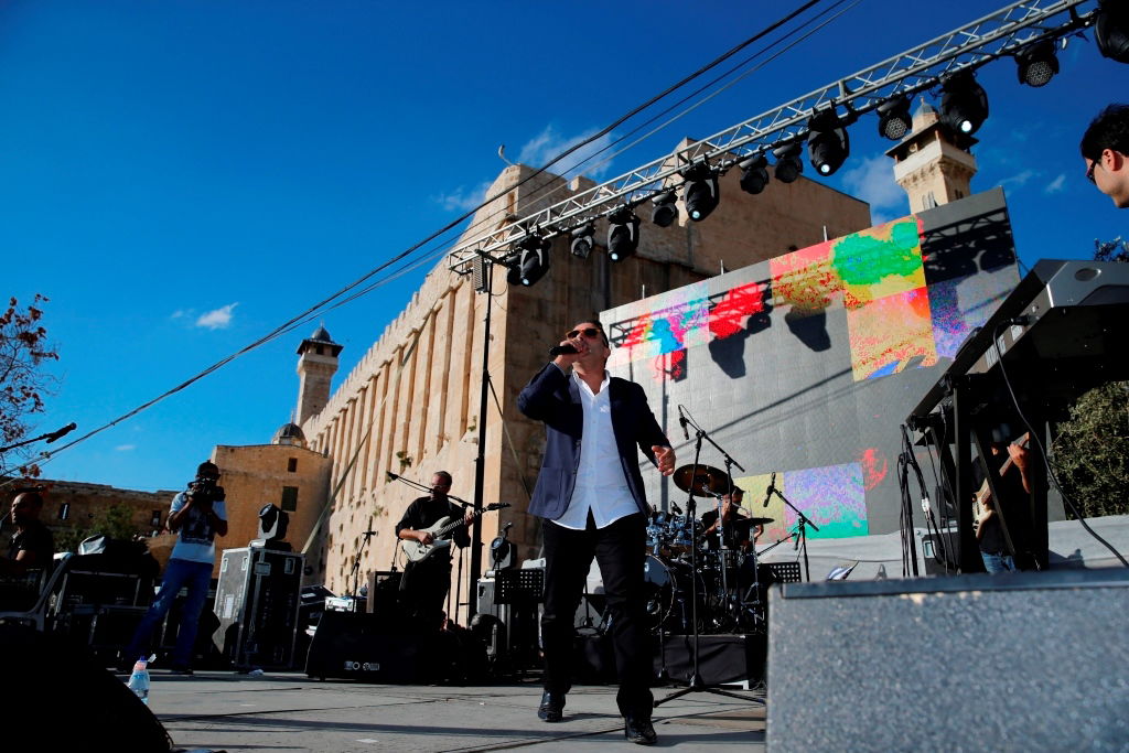 למרות הפיגוע: 30 אלף איש עלו לחברון וזכו למופע מרגש