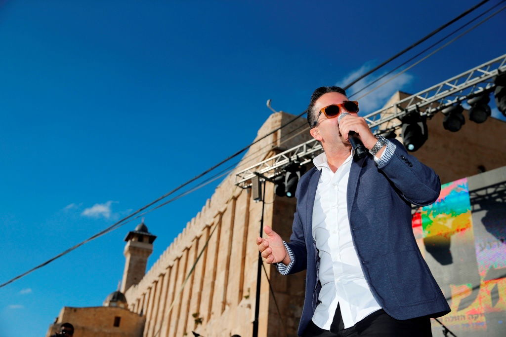 למרות הפיגוע: 30 אלף איש עלו לחברון וזכו למופע מרגש