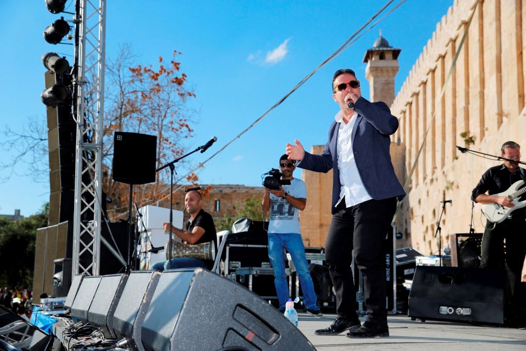 למרות הפיגוע: 30 אלף איש עלו לחברון וזכו למופע מרגש