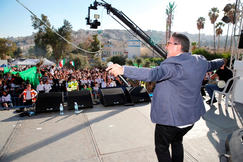 למרות הפיגוע: 30 אלף איש עלו לחברון וזכו למופע מרגש
