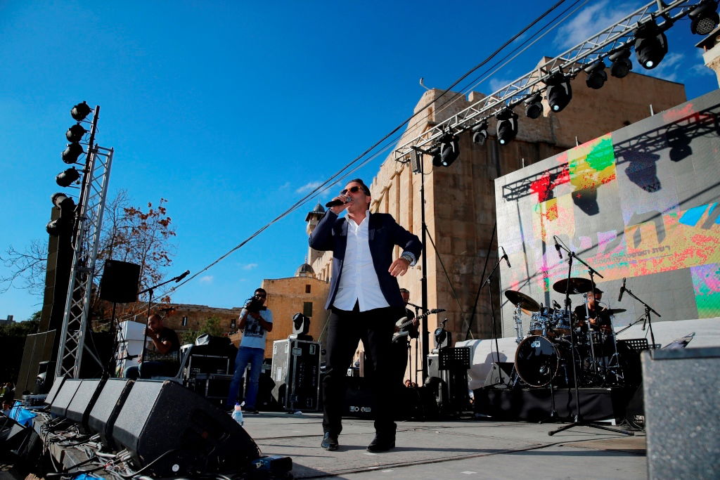 למרות הפיגוע: 30 אלף איש עלו לחברון וזכו למופע מרגש