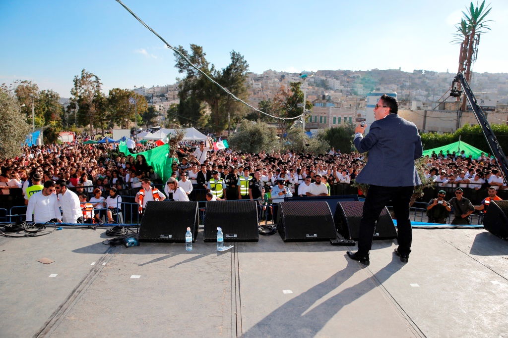 למרות הפיגוע: 30 אלף איש עלו לחברון וזכו למופע מרגש