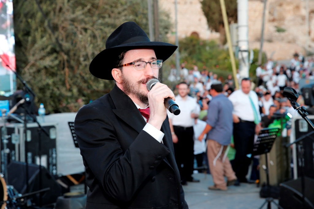 למרות הפיגוע: 30 אלף איש עלו לחברון וזכו למופע מרגש