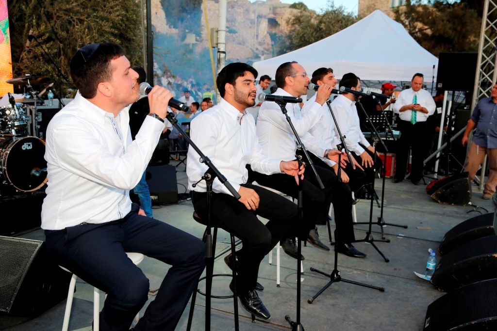 למרות הפיגוע: 30 אלף איש עלו לחברון וזכו למופע מרגש