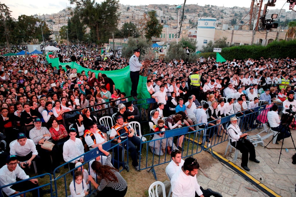 למרות הפיגוע: 30 אלף איש עלו לחברון וזכו למופע מרגש