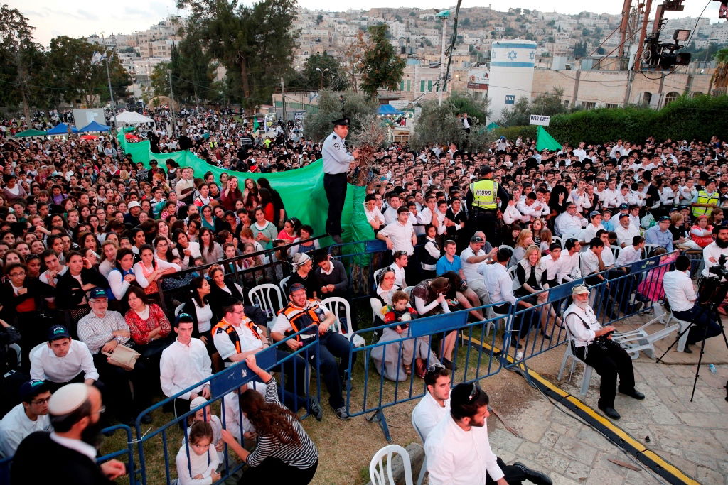 למרות הפיגוע: 30 אלף איש עלו לחברון וזכו למופע מרגש