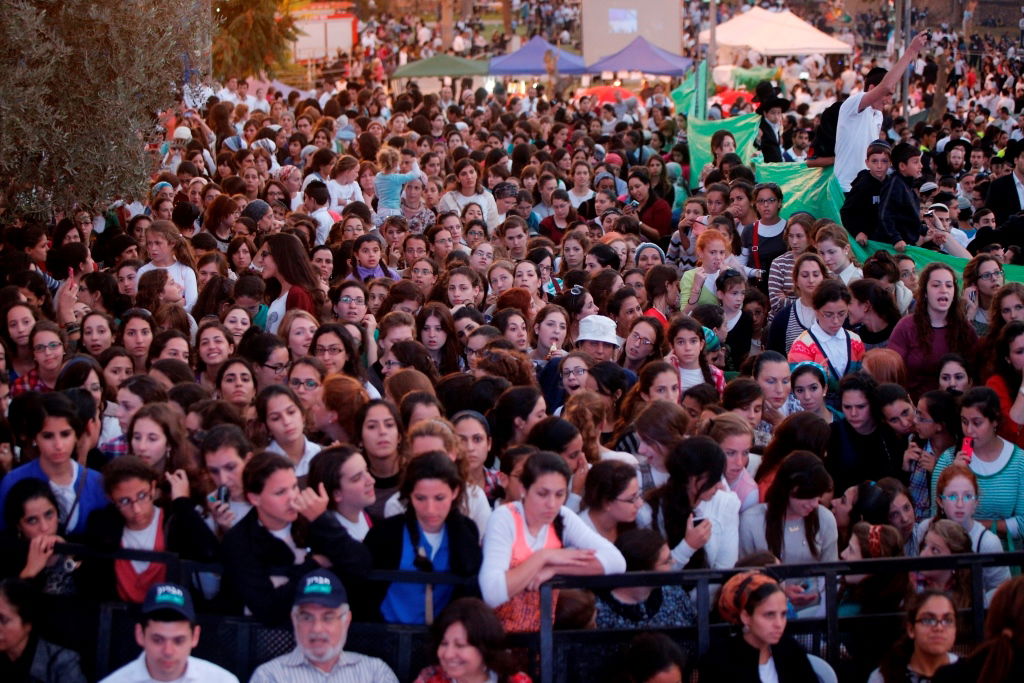 למרות הפיגוע: 30 אלף איש עלו לחברון וזכו למופע מרגש