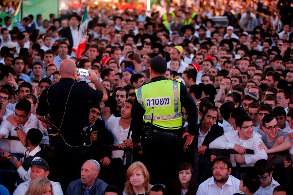 למרות הפיגוע: 30 אלף איש עלו לחברון וזכו למופע מרגש