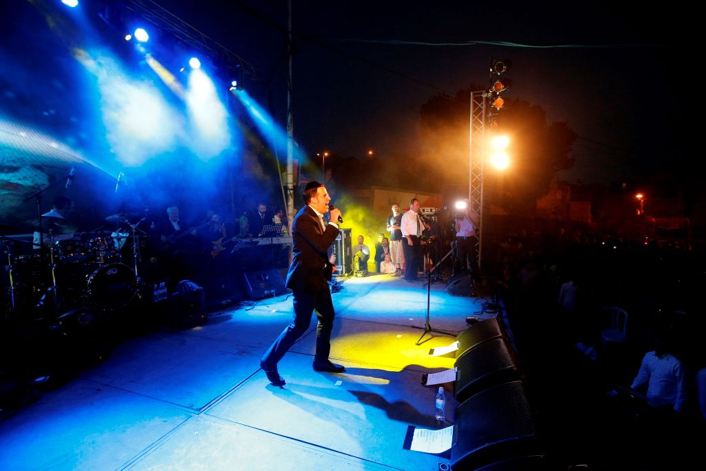 למרות הפיגוע: 30 אלף איש עלו לחברון וזכו למופע מרגש