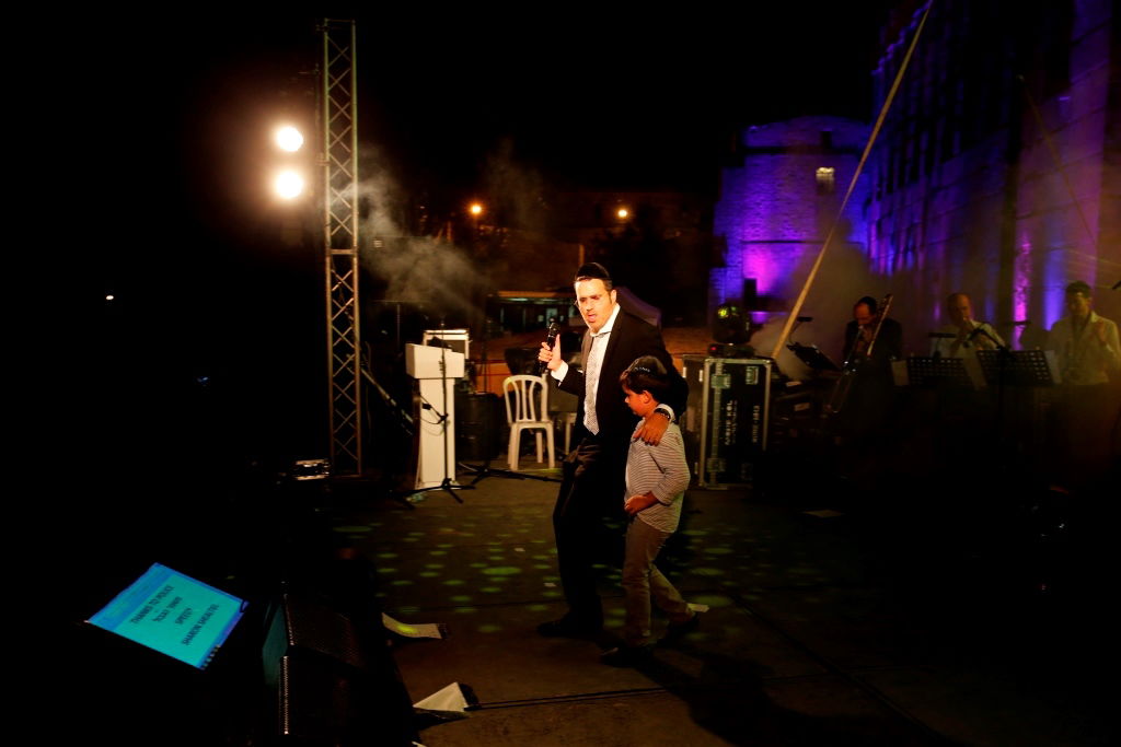 למרות הפיגוע: 30 אלף איש עלו לחברון וזכו למופע מרגש