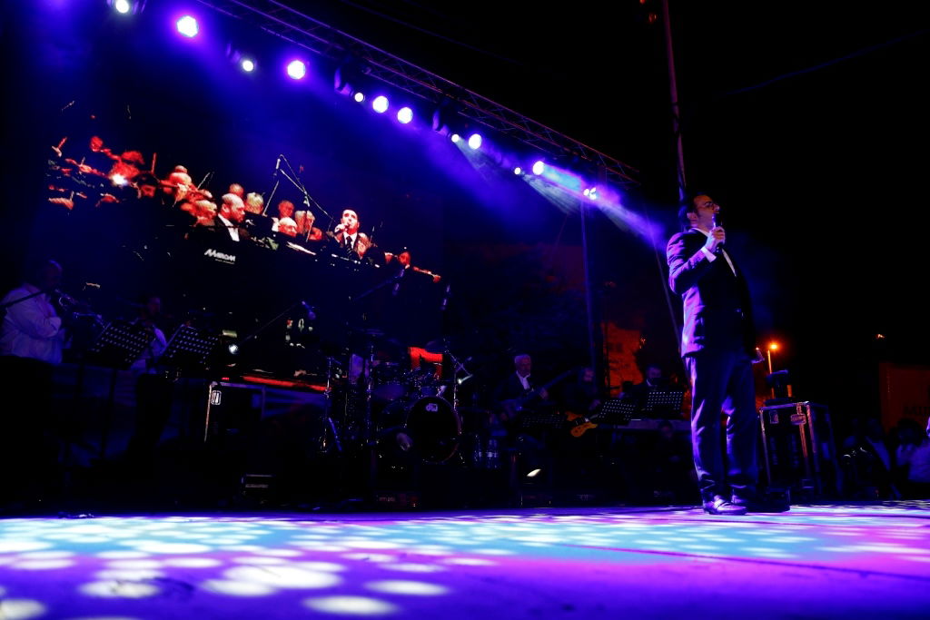 למרות הפיגוע: 30 אלף איש עלו לחברון וזכו למופע מרגש