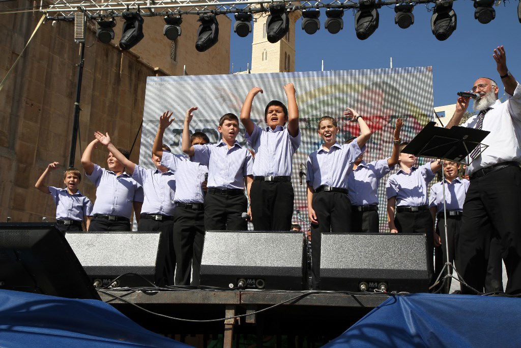 למרות הפיגוע: 30 אלף איש עלו לחברון וזכו למופע מרגש