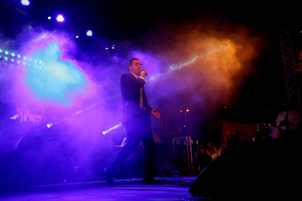 למרות הפיגוע: 30 אלף איש עלו לחברון וזכו למופע מרגש