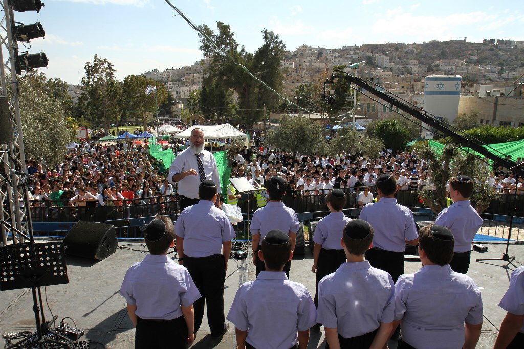 למרות הפיגוע: 30 אלף איש עלו לחברון וזכו למופע מרגש