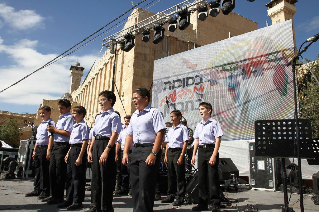 למרות הפיגוע: 30 אלף איש עלו לחברון וזכו למופע מרגש