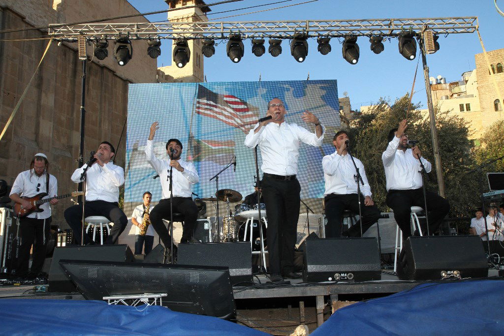 למרות הפיגוע: 30 אלף איש עלו לחברון וזכו למופע מרגש