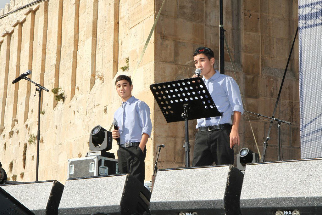 למרות הפיגוע: 30 אלף איש עלו לחברון וזכו למופע מרגש