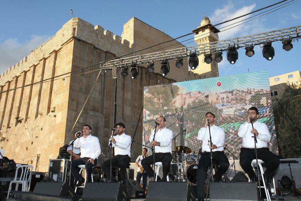 למרות הפיגוע: 30 אלף איש עלו לחברון וזכו למופע מרגש