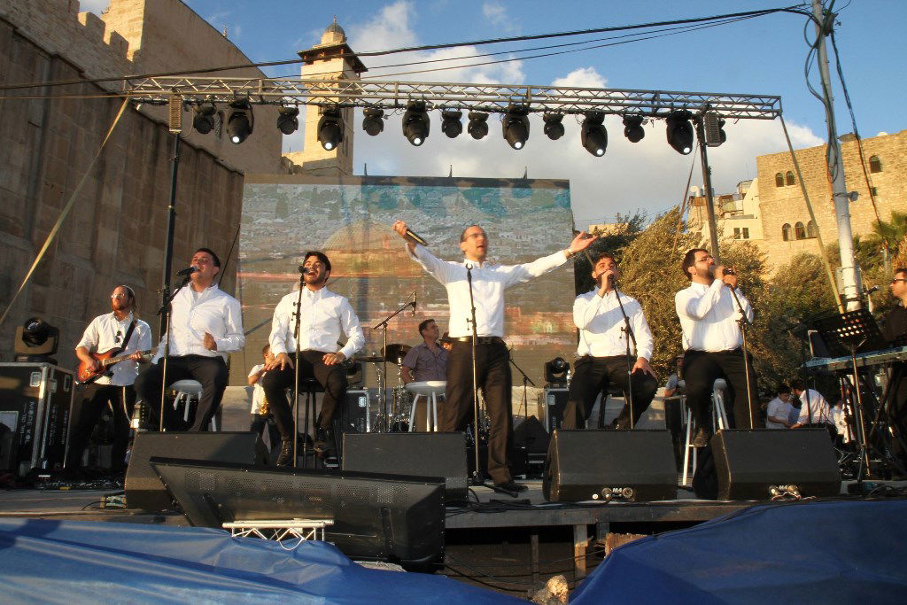 למרות הפיגוע: 30 אלף איש עלו לחברון וזכו למופע מרגש