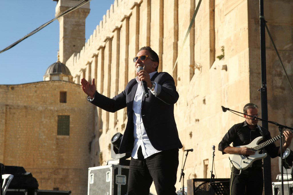 למרות הפיגוע: 30 אלף איש עלו לחברון וזכו למופע מרגש