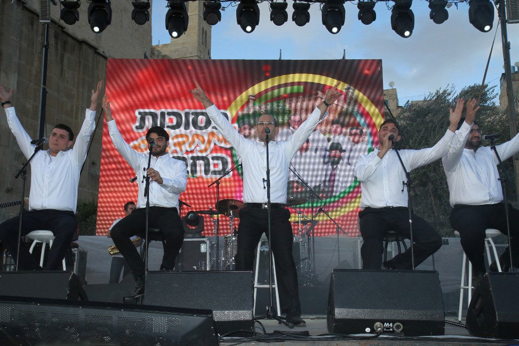 למרות הפיגוע: 30 אלף איש עלו לחברון וזכו למופע מרגש