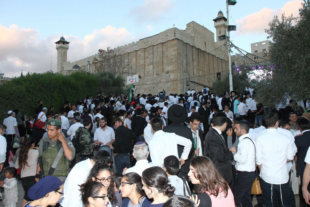 למרות הפיגוע: 30 אלף איש עלו לחברון וזכו למופע מרגש