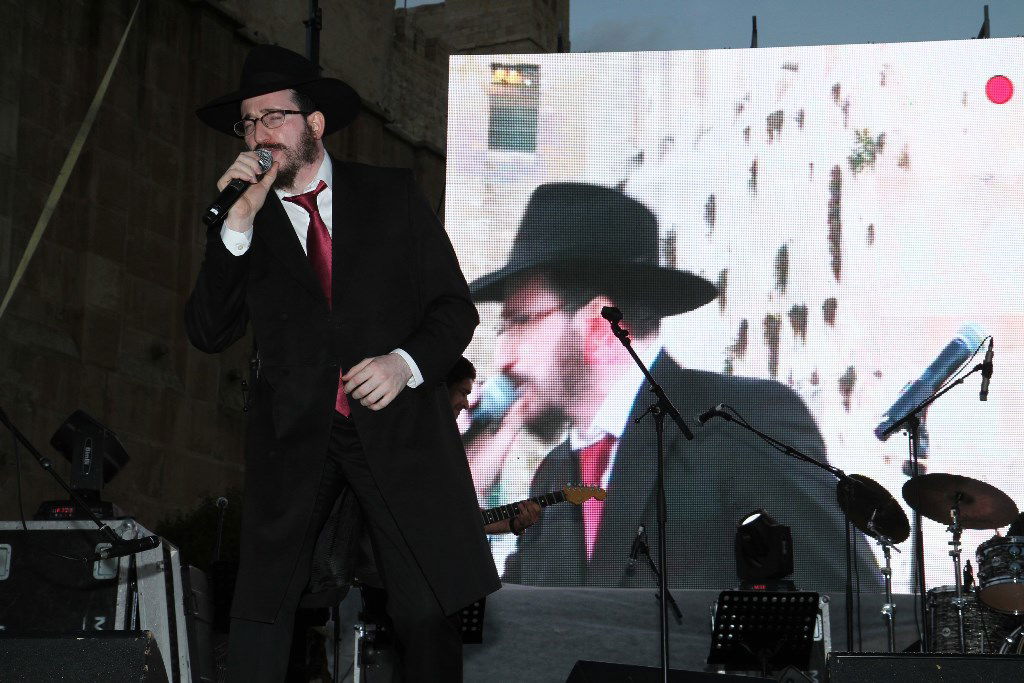 למרות הפיגוע: 30 אלף איש עלו לחברון וזכו למופע מרגש