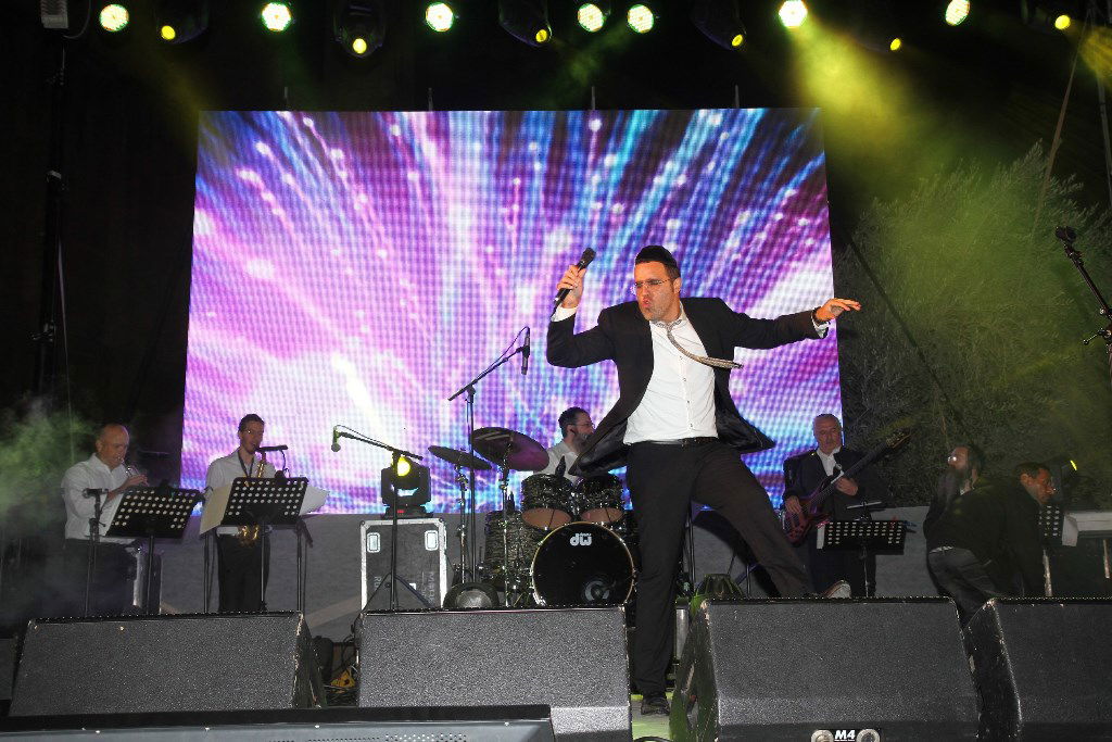 למרות הפיגוע: 30 אלף איש עלו לחברון וזכו למופע מרגש