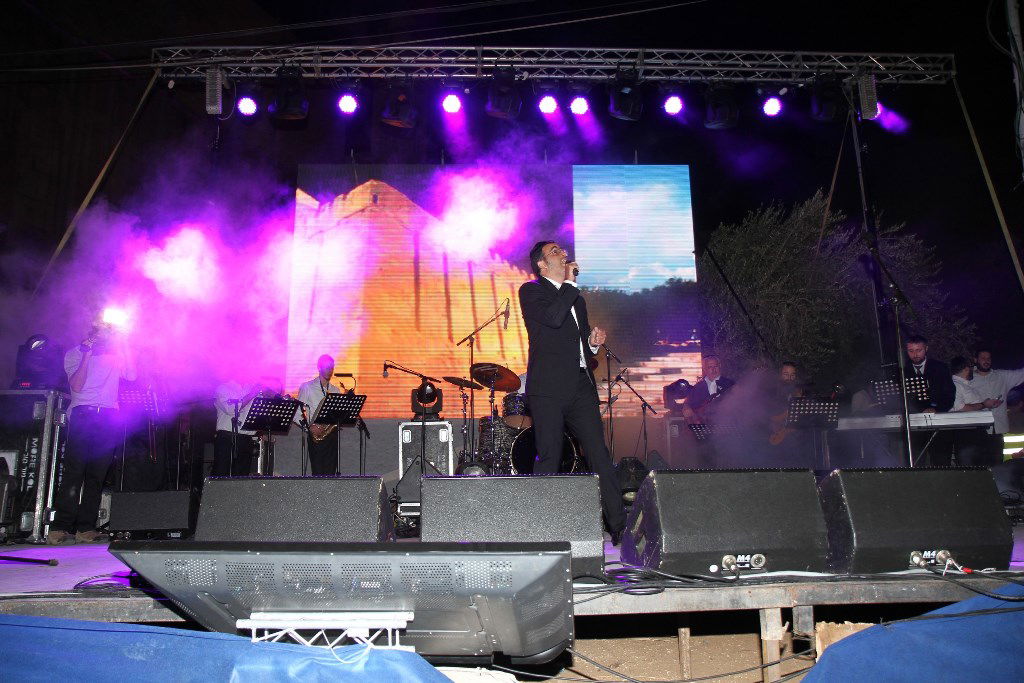 למרות הפיגוע: 30 אלף איש עלו לחברון וזכו למופע מרגש