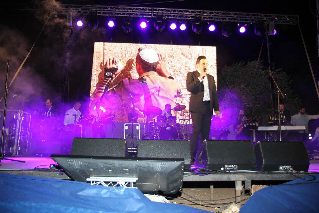 למרות הפיגוע: 30 אלף איש עלו לחברון וזכו למופע מרגש