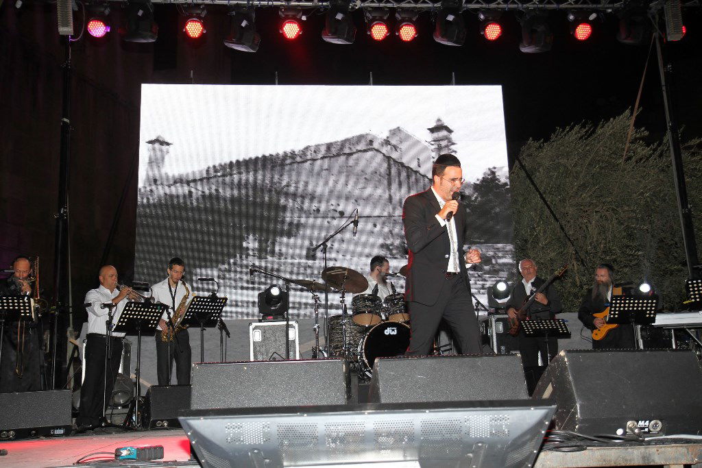 למרות הפיגוע: 30 אלף איש עלו לחברון וזכו למופע מרגש