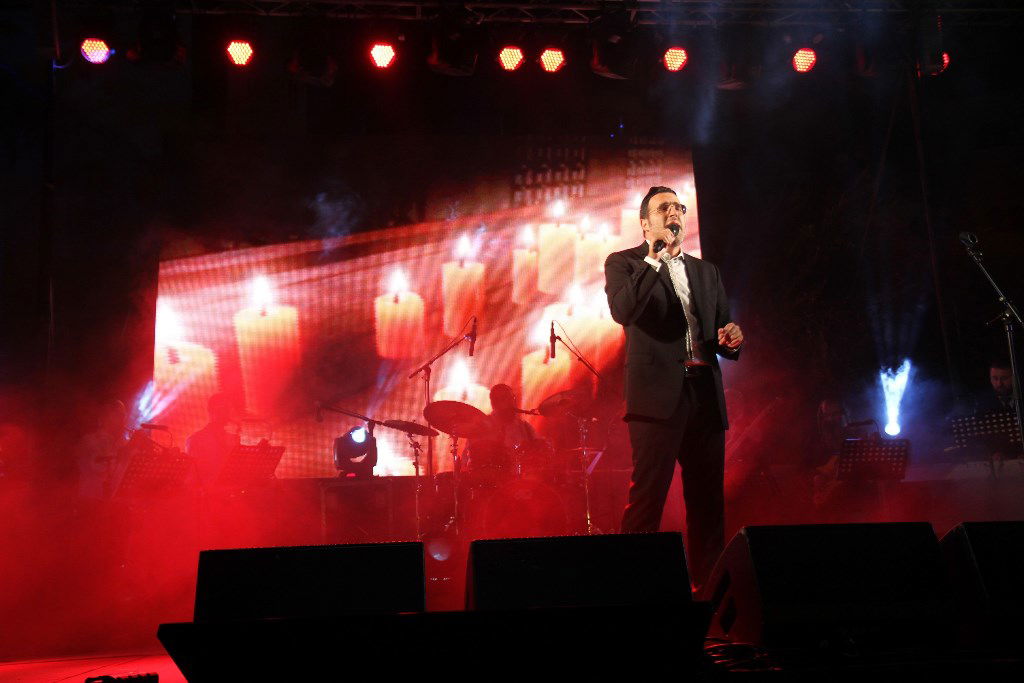 למרות הפיגוע: 30 אלף איש עלו לחברון וזכו למופע מרגש