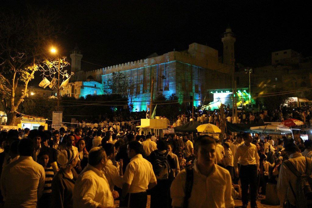 למרות הפיגוע: 30 אלף איש עלו לחברון וזכו למופע מרגש