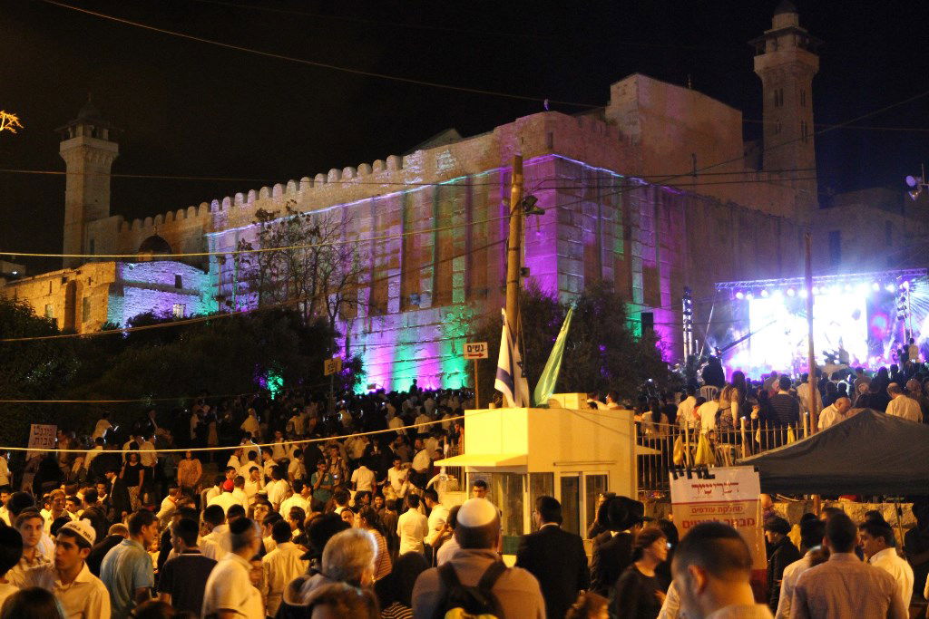 למרות הפיגוע: 30 אלף איש עלו לחברון וזכו למופע מרגש