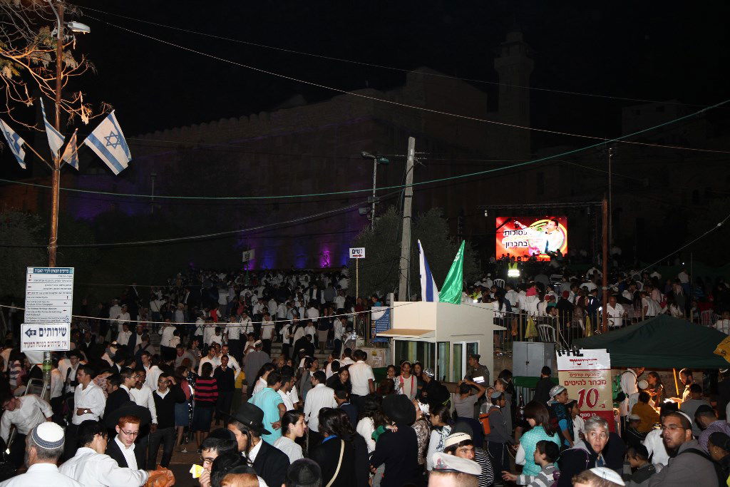 למרות הפיגוע: 30 אלף איש עלו לחברון וזכו למופע מרגש