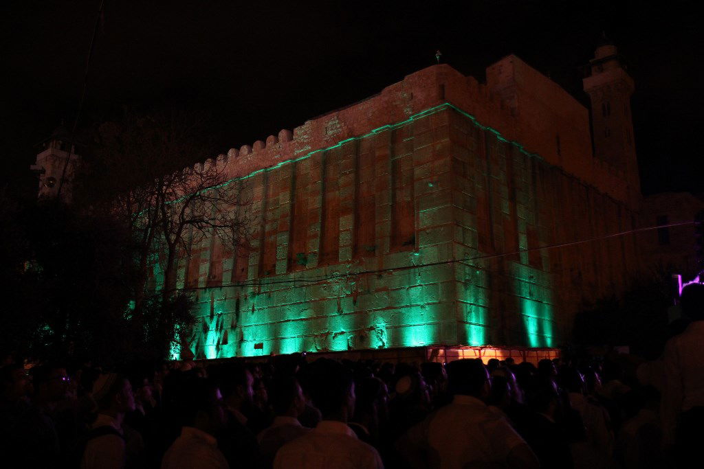 למרות הפיגוע: 30 אלף איש עלו לחברון וזכו למופע מרגש