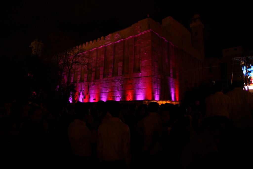 למרות הפיגוע: 30 אלף איש עלו לחברון וזכו למופע מרגש