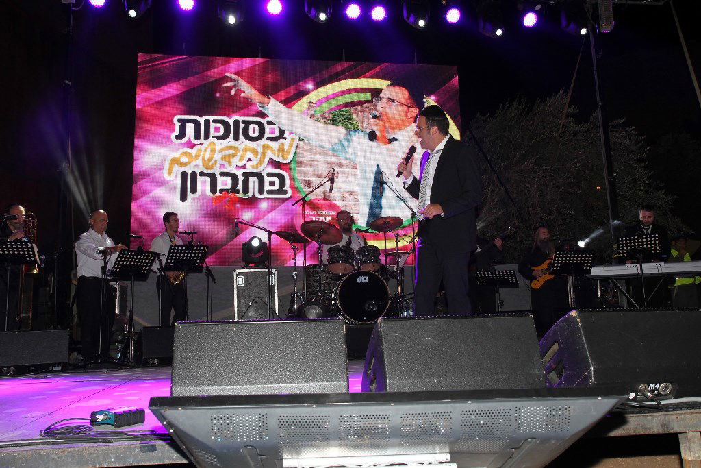 למרות הפיגוע: 30 אלף איש עלו לחברון וזכו למופע מרגש