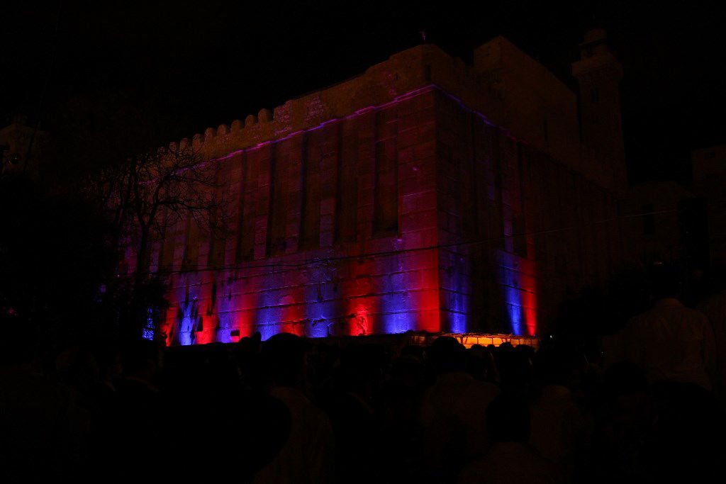 למרות הפיגוע: 30 אלף איש עלו לחברון וזכו למופע מרגש