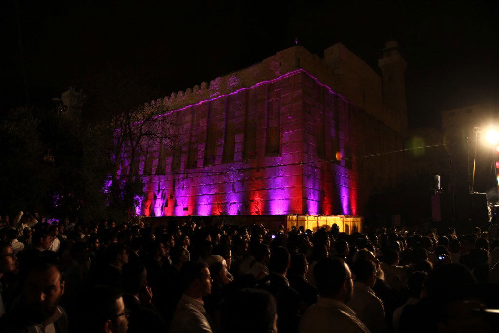 למרות הפיגוע: 30 אלף איש עלו לחברון וזכו למופע מרגש