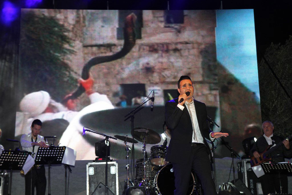 למרות הפיגוע: 30 אלף איש עלו לחברון וזכו למופע מרגש