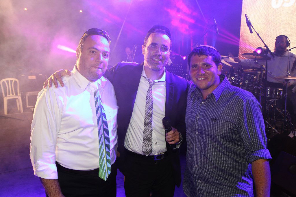 למרות הפיגוע: 30 אלף איש עלו לחברון וזכו למופע מרגש