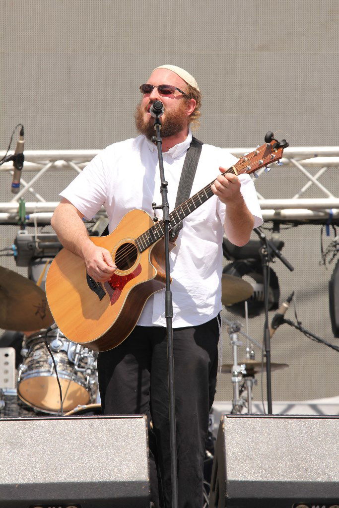 למרות הפיגוע: 30 אלף איש עלו לחברון וזכו למופע מרגש