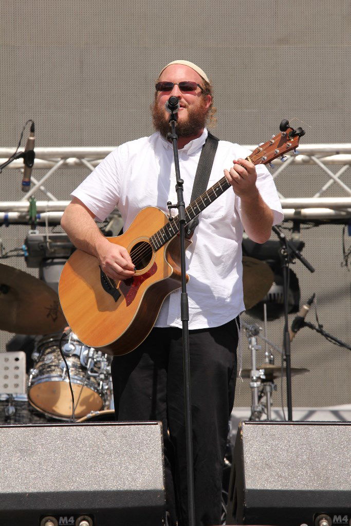 למרות הפיגוע: 30 אלף איש עלו לחברון וזכו למופע מרגש